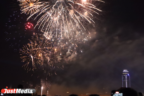 День города в Екатеринбурге завершился фейерверком и светомузыкальным шоу. ФОТО - Фото 7