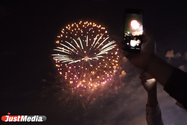 День города в Екатеринбурге завершился фейерверком и светомузыкальным шоу. ФОТО - Фото 8