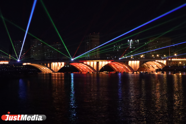 День города в Екатеринбурге завершился фейерверком и светомузыкальным шоу. ФОТО - Фото 4