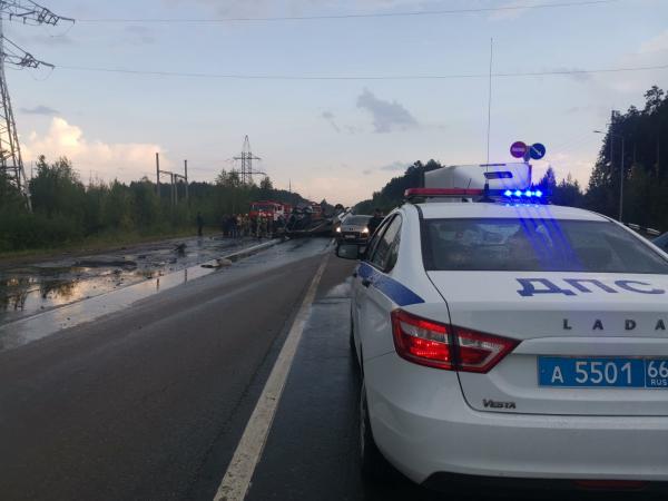 В Березовском, выехав на односторонку и влетев во встречный КАМАЗ, погиб 51-летний водитель кроссовера - Фото 3