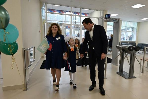 Важный урок в День знаний. Евгений Куйвашев рассказал, за что любит Урал старшеклассникам новой школы в Березовском - Фото 3