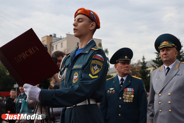 В Екатеринбург прибыл министр МЧС РФ Александр Куренков. ФОТО - Фото 2