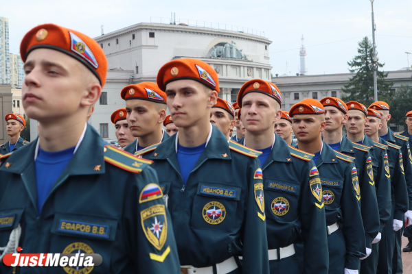 В Екатеринбург прибыл министр МЧС РФ Александр Куренков. ФОТО - Фото 4