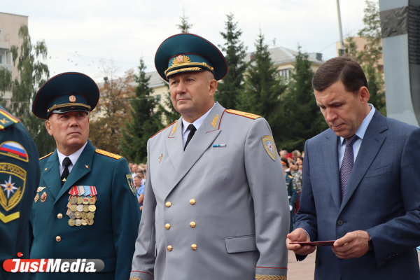 В Екатеринбург прибыл министр МЧС РФ Александр Куренков. ФОТО - Фото 6