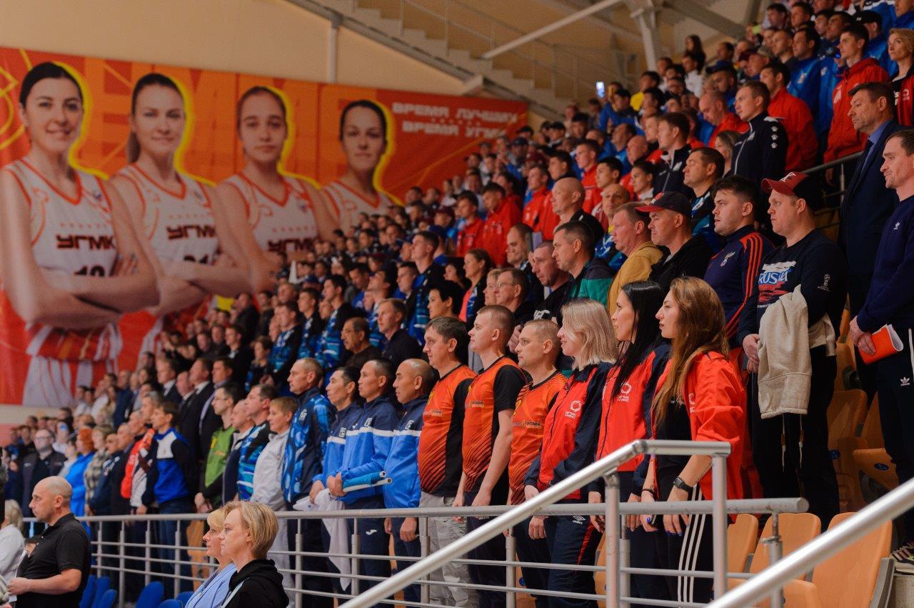 Памятник сталевару. В верхней пышме открыли. В верхней пышме открыли. Верхняя пышма сегодня. Угмк музей автомобилей.