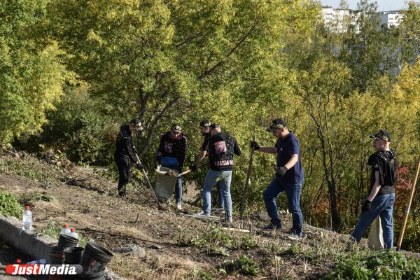 Евгений Куйвашев и тысяча волонтеров прибрались на метеогорке в Екатеринбурге - Фото 2