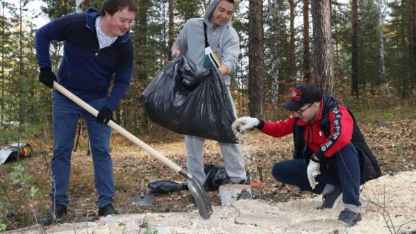 Работники СвЖД благоустроили территорию рядом с популярным памятником природы в Екатеринбурге  - Фото 2