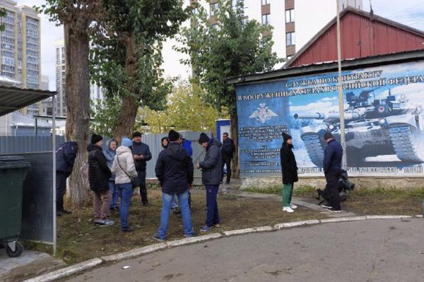 В Екатеринбурге продолжается отправка резервистов в Елань - Фото 3