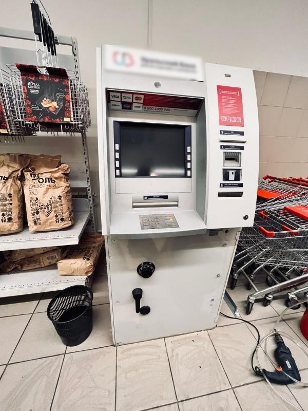 В Свердловской области ночью трое мужчин в медицинских масках проникли в магазин и пытались взорвать банкомат - Фото 2
