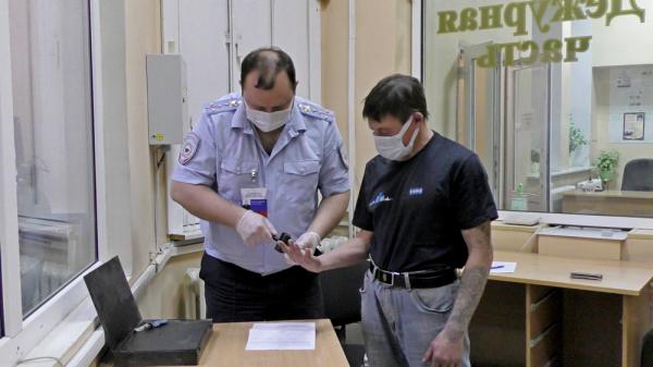 В Свердловской области ночью трое мужчин в медицинских масках проникли в магазин и пытались взорвать банкомат - Фото 4