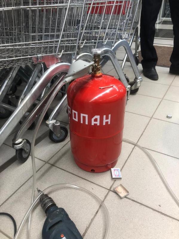 В Свердловской области ночью трое мужчин в медицинских масках проникли в магазин и пытались взорвать банкомат - Фото 3