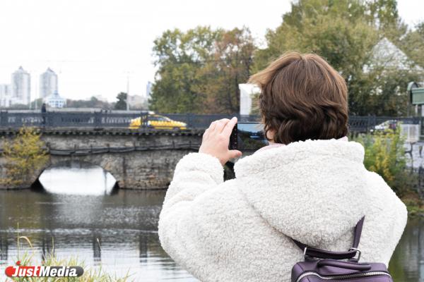 Ольга Долгих, преподаватель: «Осенняя погода замечательная. Она создает желание гулять и наслаждаться красотами Екатеринбурга». В столице Среднего Урала +9 градусов - Фото 2