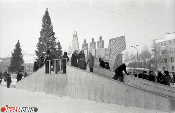 «Первые были без гирлянд и ярких шаров» Новогодней елке на площади 1905 года исполняется 85 лет - Фото 2