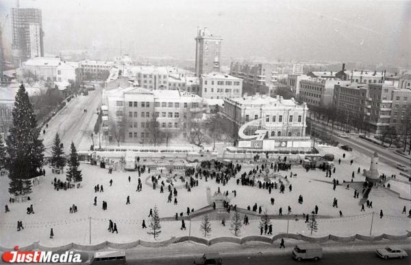 «Первые были без гирлянд и ярких шаров» Новогодней елке на площади 1905 года исполняется 85 лет - Фото 5