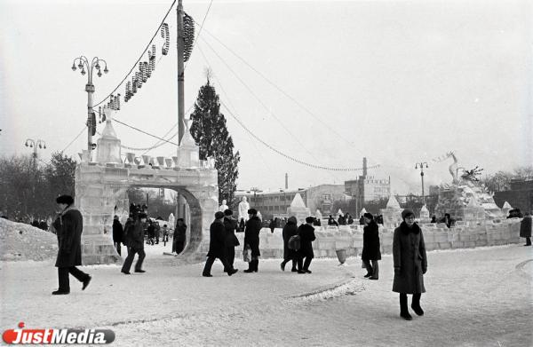 «Первые были без гирлянд и ярких шаров» Новогодней елке на площади 1905 года исполняется 85 лет - Фото 4