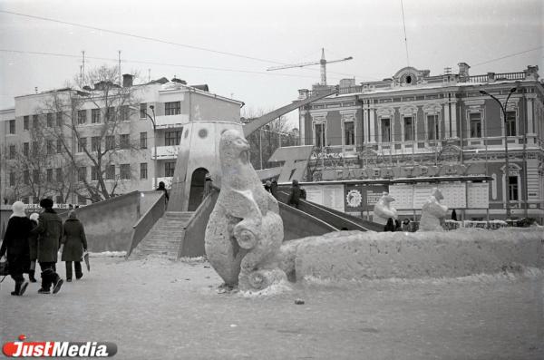 «Первые были без гирлянд и ярких шаров» Новогодней елке на площади 1905 года исполняется 85 лет - Фото 3