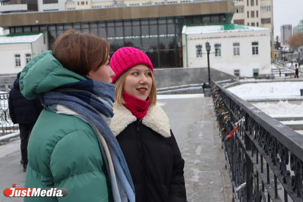 Яна Николаева и Елизавета Копотилова, студентки: «Любим Екатеринбург за милых уточек». В Екатеринбурге +3 градуса - Фото 3