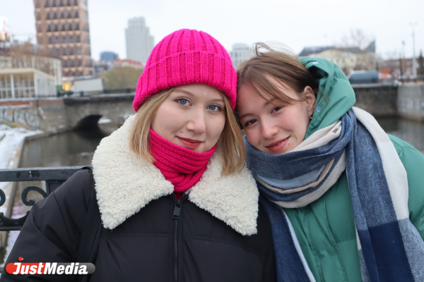 Яна Николаева и Елизавета Копотилова, студентки: «Любим Екатеринбург за милых уточек». В Екатеринбурге +3 градуса - Фото 4