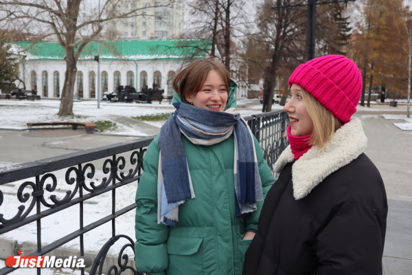 Яна Николаева и Елизавета Копотилова, студентки: «Любим Екатеринбург за милых уточек». В Екатеринбурге +3 градуса - Фото 5