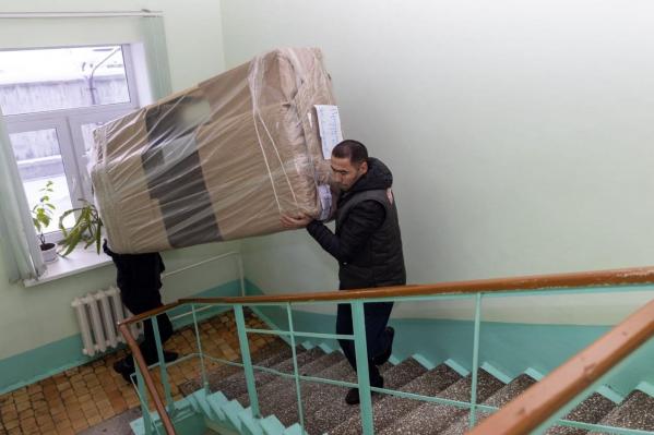 Депутаты медицинской фракции приобрели мебель для поликлиники Екатеринбурга и организовали выездную флюорографию - Фото 3