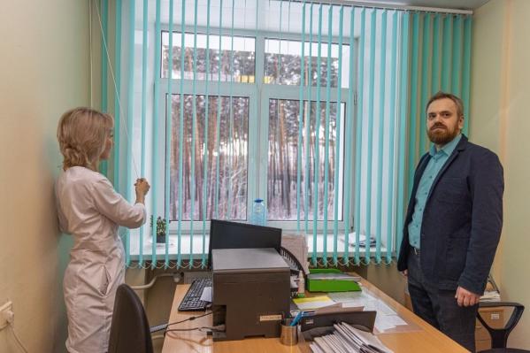 Депутаты медицинской фракции приобрели мебель для поликлиники Екатеринбурга и организовали выездную флюорографию - Фото 6