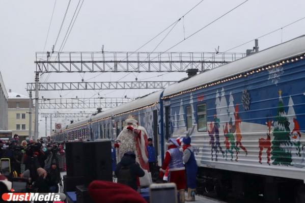Жители Екатеринбурга встретили поезд Деда Мороза - Фото 4