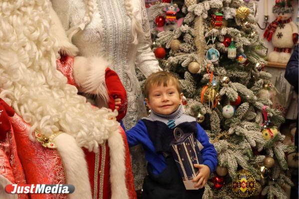Юные екатеринбуржцы побывали в гостях в поезде Деда Мороза. ФОТО - Фото 10