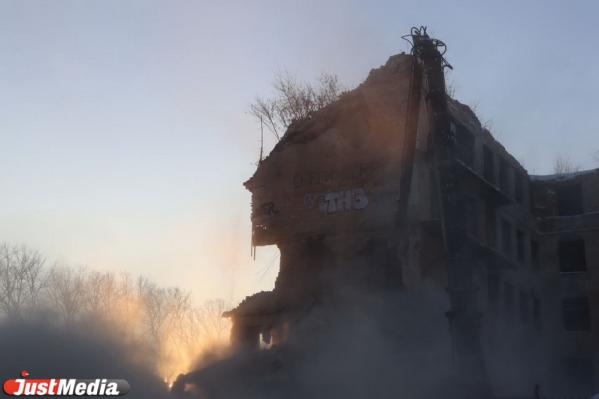 В Екатеринбурге начался снос заброшенной больницы в Зеленой роще - Фото 2