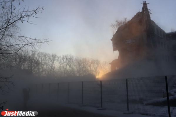 В Екатеринбурге начался снос заброшенной больницы в Зеленой роще - Фото 3