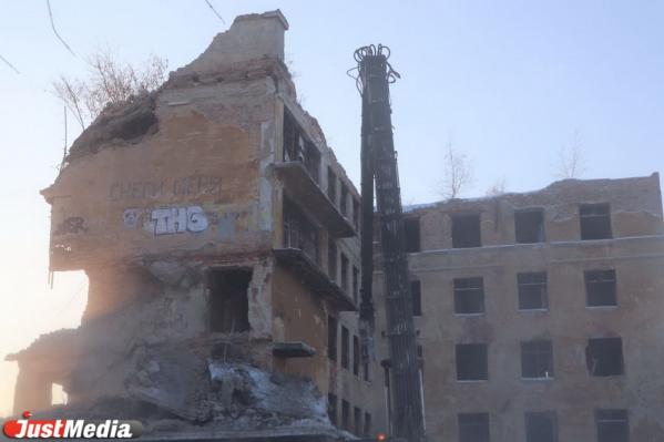 В Екатеринбурге начался снос заброшенной больницы в Зеленой роще - Фото 5