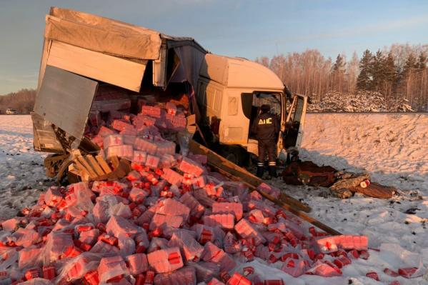 На Тюменском тракте произошло смертельное ДТП с участием трех фур - Фото 2
