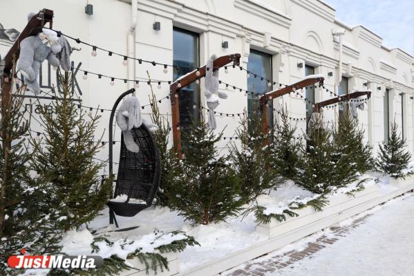 Зайцы на виселице, кольца из бумаги и уставшие Санты. Знакомимся с самым странным новогодним декором в Екатеринбурге - Фото 2
