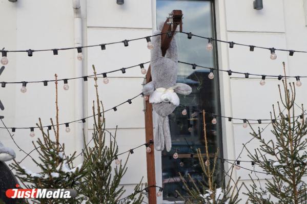 Зайцы на виселице, кольца из бумаги и уставшие Санты. Знакомимся с самым странным новогодним декором в Екатеринбурге - Фото 4