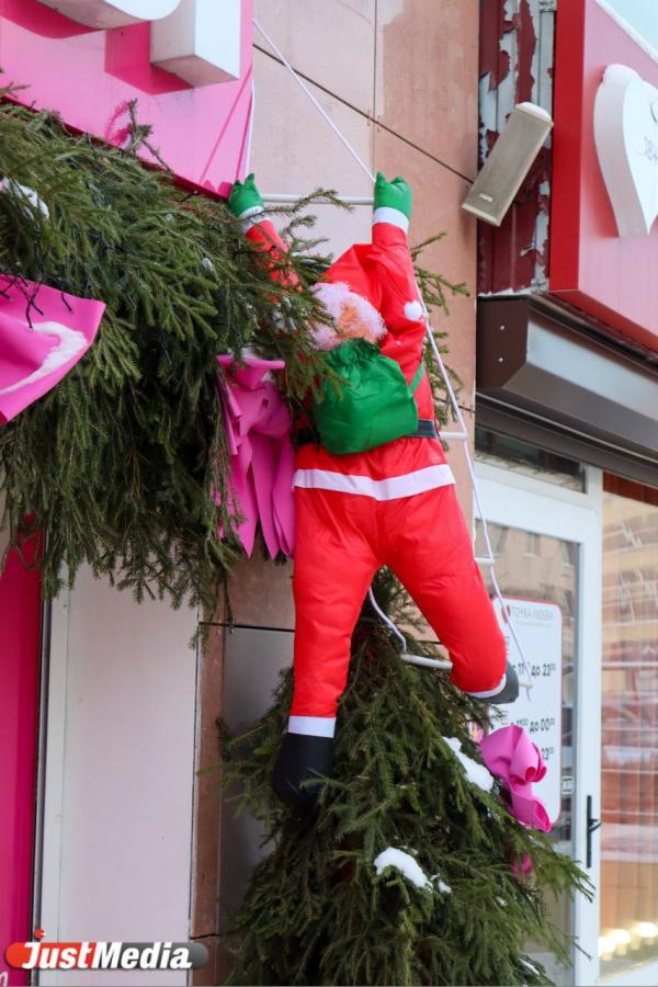 Зайцы на виселице, кольца из бумаги и уставшие Санты. Знакомимся с самым странным новогодним декором в Екатеринбурге - Фото 6