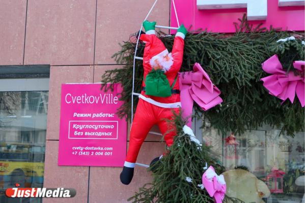 Зайцы на виселице, кольца из бумаги и уставшие Санты. Знакомимся с самым странным новогодним декором в Екатеринбурге - Фото 7