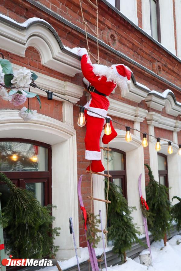 Зайцы на виселице, кольца из бумаги и уставшие Санты. Знакомимся с самым странным новогодним декором в Екатеринбурге - Фото 9