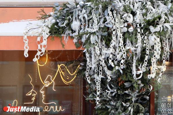 Зайцы на виселице, кольца из бумаги и уставшие Санты. Знакомимся с самым странным новогодним декором в Екатеринбурге - Фото 11