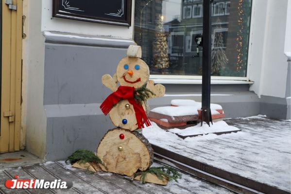 Зайцы на виселице, кольца из бумаги и уставшие Санты. Знакомимся с самым странным новогодним декором в Екатеринбурге - Фото 12