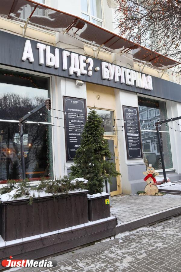 Зайцы на виселице, кольца из бумаги и уставшие Санты. Знакомимся с самым странным новогодним декором в Екатеринбурге - Фото 13