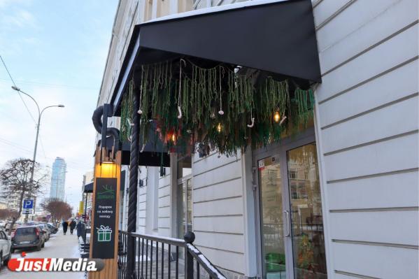 Зайцы на виселице, кольца из бумаги и уставшие Санты. Знакомимся с самым странным новогодним декором в Екатеринбурге - Фото 14