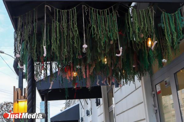 Зайцы на виселице, кольца из бумаги и уставшие Санты. Знакомимся с самым странным новогодним декором в Екатеринбурге - Фото 15