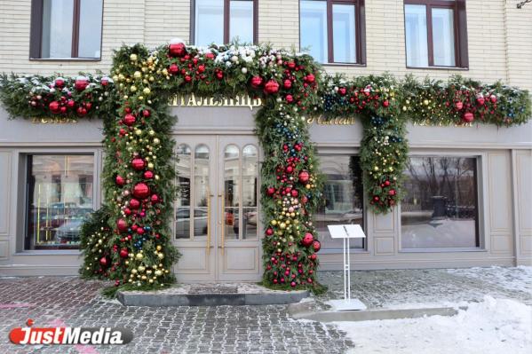 «Тренды однозначны ─ все хотят украсить вход елью, хвоей и игрушками». Знакомимся с ярким новогодним декором ресторанов и кафе Екатеринбурга - Фото 2
