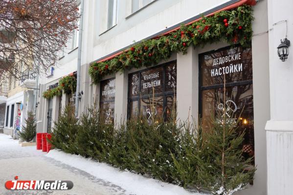 «Тренды однозначны ─ все хотят украсить вход елью, хвоей и игрушками». Знакомимся с ярким новогодним декором ресторанов и кафе Екатеринбурга - Фото 5