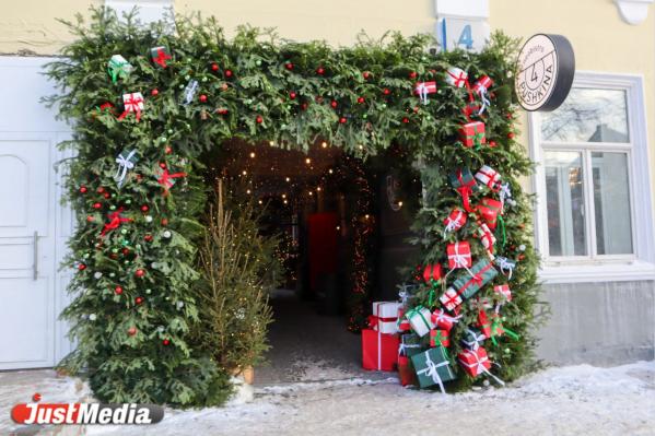 «Тренды однозначны ─ все хотят украсить вход елью, хвоей и игрушками». Знакомимся с ярким новогодним декором ресторанов и кафе Екатеринбурга - Фото 9