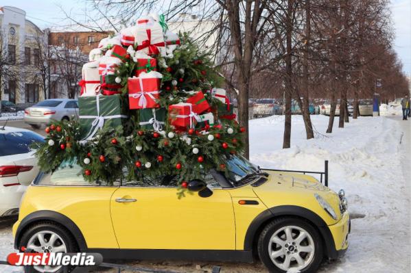 «Тренды однозначны ─ все хотят украсить вход елью, хвоей и игрушками». Знакомимся с ярким новогодним декором ресторанов и кафе Екатеринбурга - Фото 10