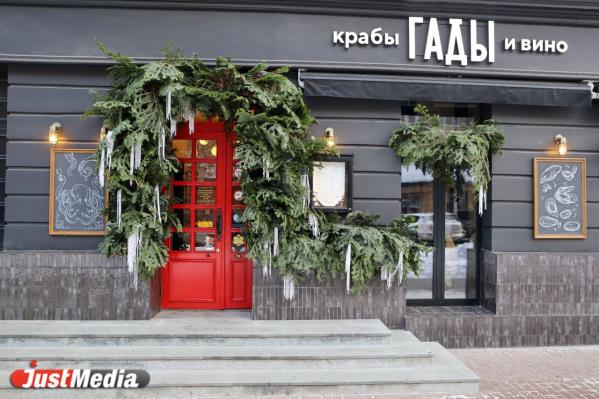 «Тренды однозначны ─ все хотят украсить вход елью, хвоей и игрушками». Знакомимся с ярким новогодним декором ресторанов и кафе Екатеринбурга - Фото 7