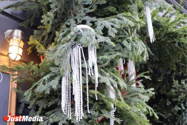 «Тренды однозначны ─ все хотят украсить вход елью, хвоей и игрушками». Знакомимся с ярким новогодним декором ресторанов и кафе Екатеринбурга - Фото 8