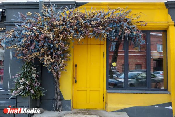«Тренды однозначны ─ все хотят украсить вход елью, хвоей и игрушками». Знакомимся с ярким новогодним декором ресторанов и кафе Екатеринбурга - Фото 6