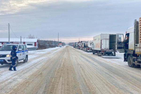 Из-за снегопадов ГИБДД временно ограничила движение грузовиков и автобусов на автодорогах Екатеринбург-Реж-Алапаевск и Нижняя Салда — Алапаевск - Фото 2