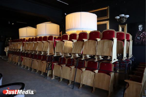 В Свердловской филармонии к паркету спустили люстры из богемского стекла - Фото 2